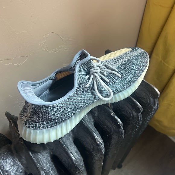 Yeezy Boost 350 V2 Ash Blue size 14 - Picture 2 of 4
